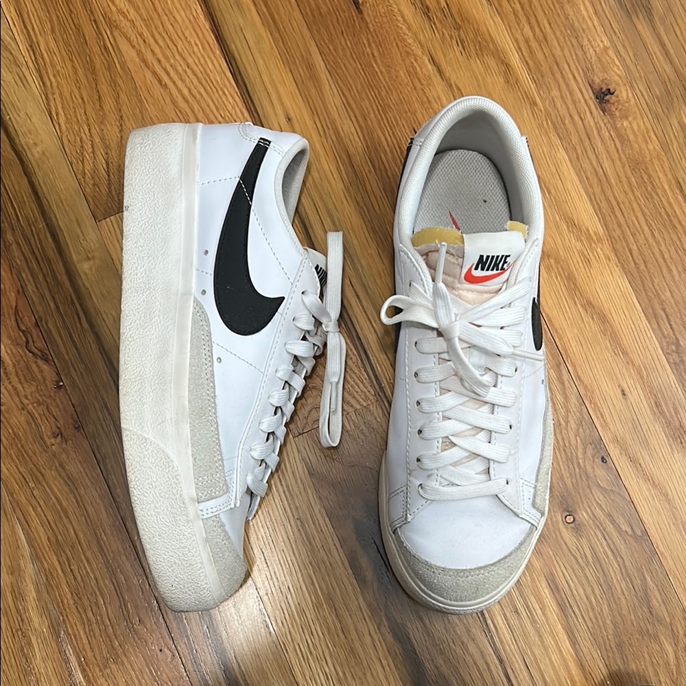 Nike White and Black Sneakers